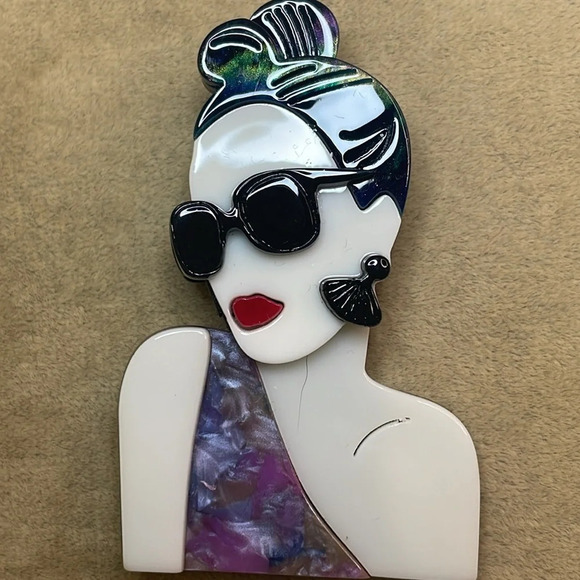 Acrylic Fashion Girl with Shoulder and sunglasses - Picture 2 of 4